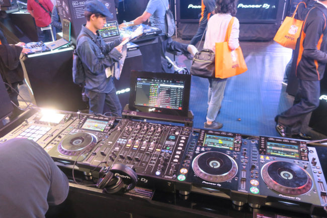 Pioneer DJM Tour 1 Mixer, Slide 1 DJS-1000 & CDJ-2000NXS2